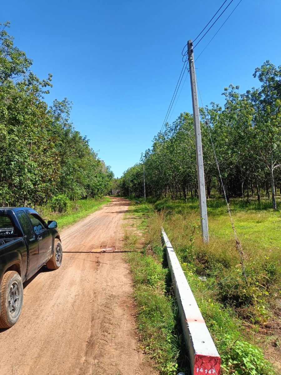 การดำเนินงานโครงการขยายเขตไฟฟ้าแรงสูง พร้อมติดตั้งหม้อแปลงไฟฟ้า และสำรวจพื้นที่จัดทำโครงการก่อสร้างถนนคอนกรีตเสริมเหล็ก ซอยฟาร์มเห็ด ไปร่องลำดวน บ้านพ่อนวพล วงกลาง ระยะทาง 200 เมตร