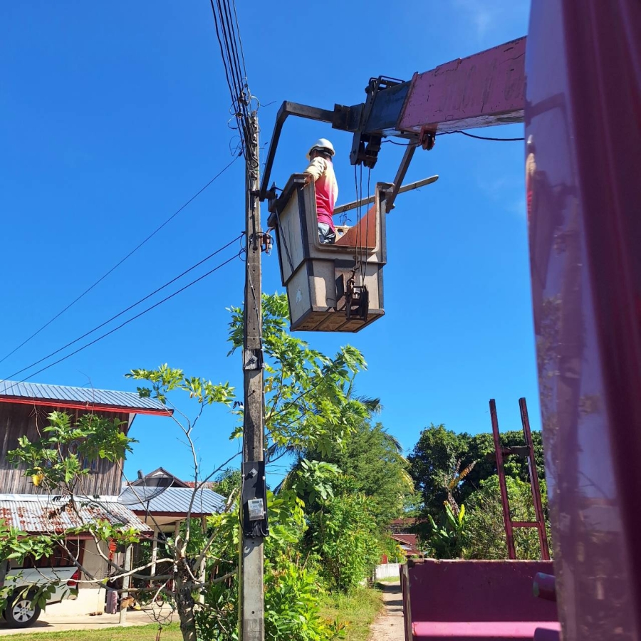 วันพฤหัสบดีที่ 21 พฤศจิกายน พ.ศ.2567 เวลา 09.30 น. นายอุดร แก่นจันทร์ นายกเทศมนตรีตำบลโพนงาม มอบหมาย เจ้าหน้าที่กองช่างเทศบาลตำบลโพนงาม ดำเนินการ ซ่อมแซมไฟฟ้าส่องสว่าง พื้นที่ หมู่ที่ 1,9,12,13 จำนวน 12 จุด